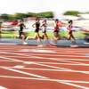 跑步的女孩1600米跑在资格赛中两个在2023年CIF状态跟踪&场锦标赛在弗雷斯诺,加州周五,2023年5月26日。