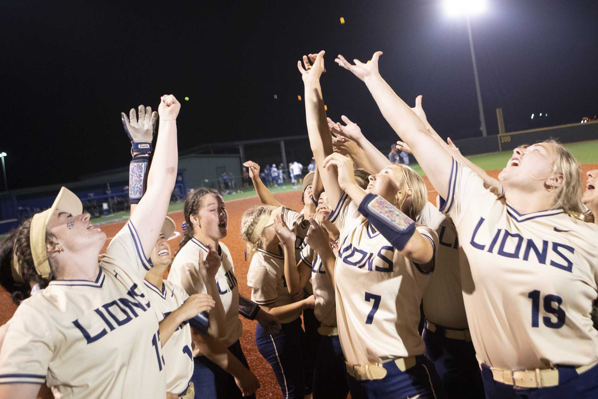 BASEBALL: Barbers Hill completes sweep of Lake Creek