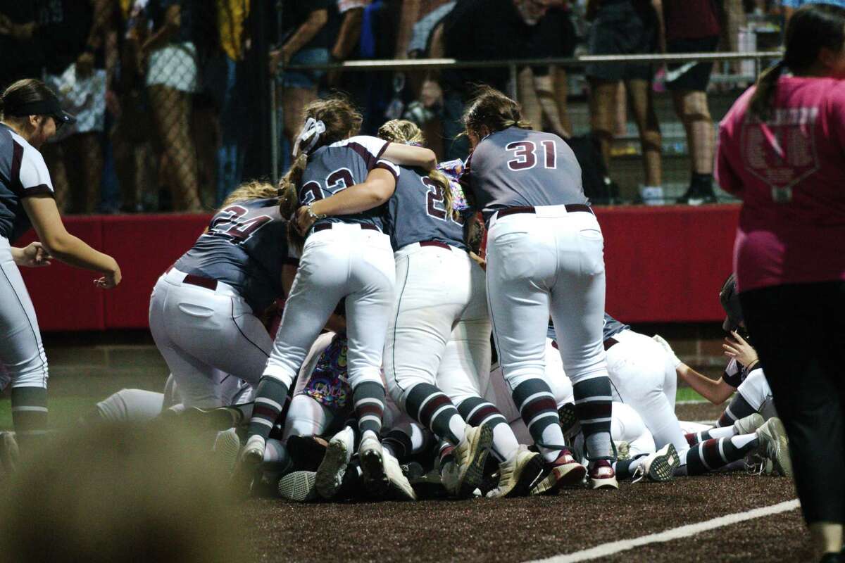 Pearland shocks Deer Park to reach state softball tournament