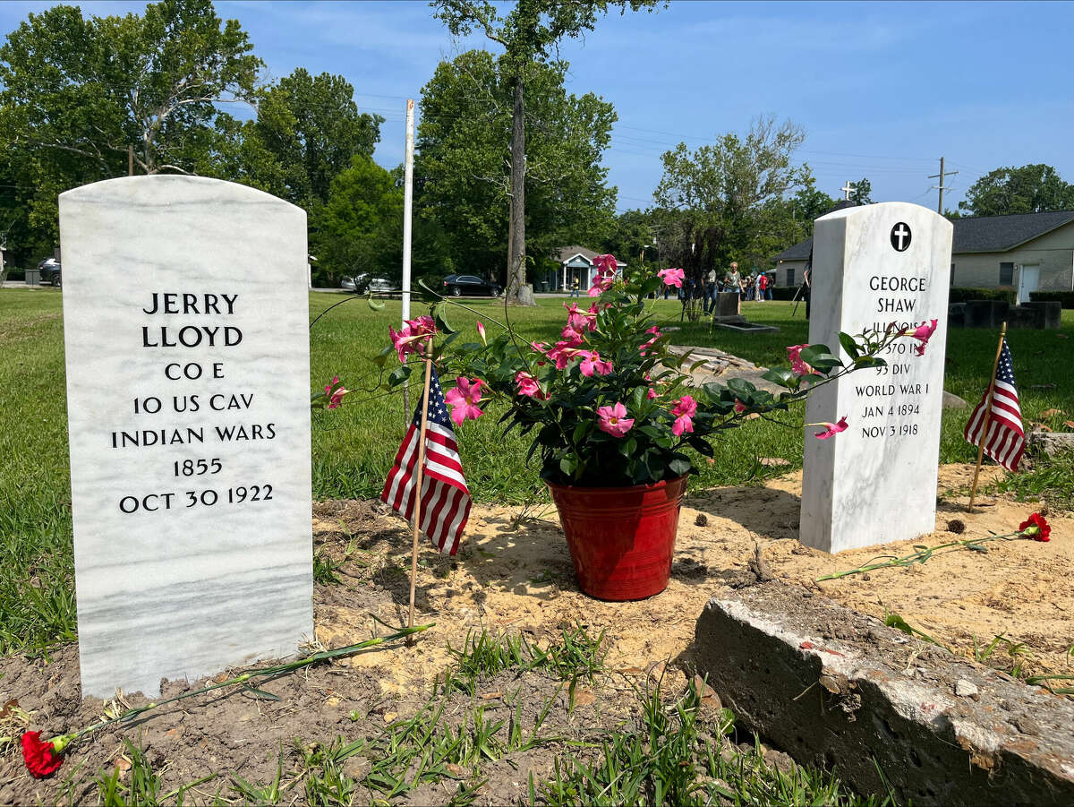 Evergreen Cemetery holds Memorial Day service to honor fallen veterans
