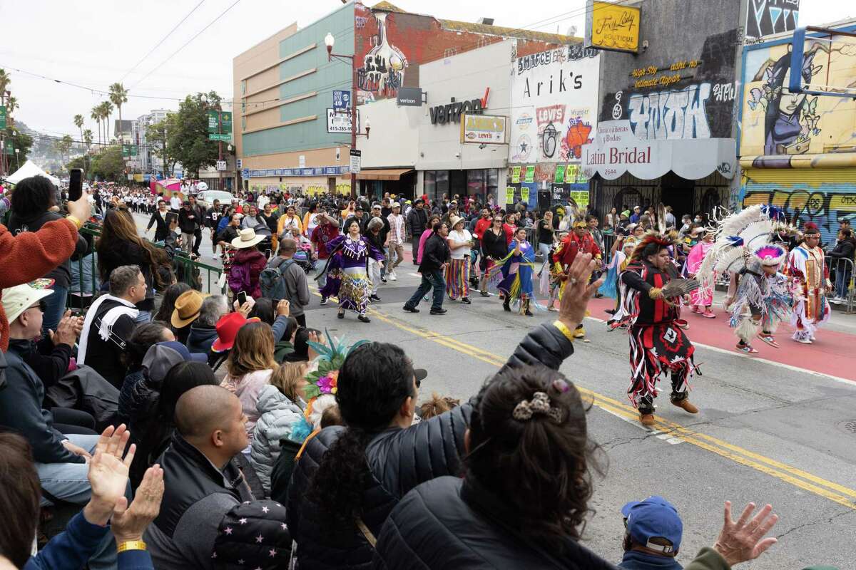 El Gran Desfile del Carnaval pasa por Mission Street en San Francisco el domingo.