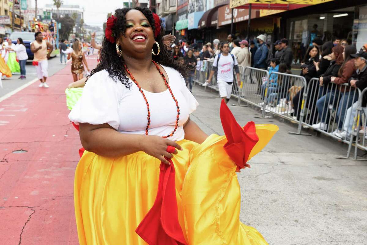 Un participante del Gran Desfile del Carnaval sonríe mientras marcha en grupo por Mission Street en San Francisco el domingo.