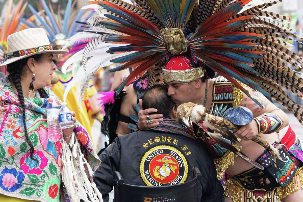 Un asistente del Gran Desfile del Carnaval abraza a Robert Salazar mientras marcha por Mission Street en San Francisco el domingo.