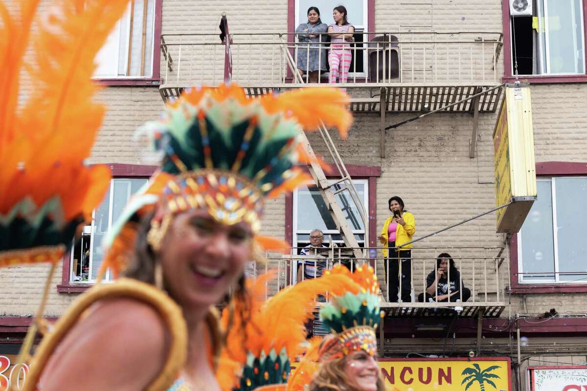 Los espectadores ven pasar el Gran Desfile del Carnaval a lo largo de Mission Street en San Francisco, California, el domingo 28 de mayo de 2023.