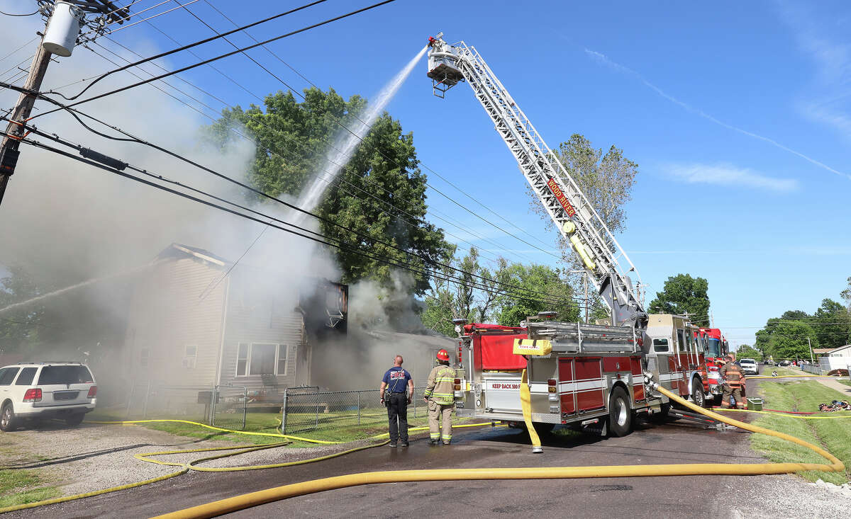 Fire destroys South Roxana home on Sunday