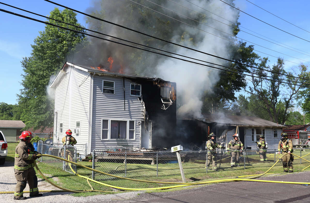 Fire destroys South Roxana home on Sunday