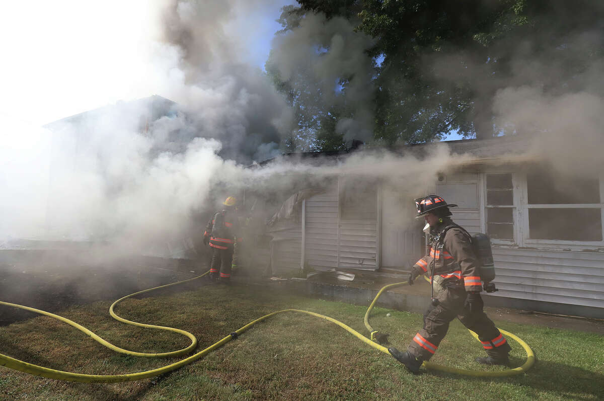 Fire destroys South Roxana home on Sunday