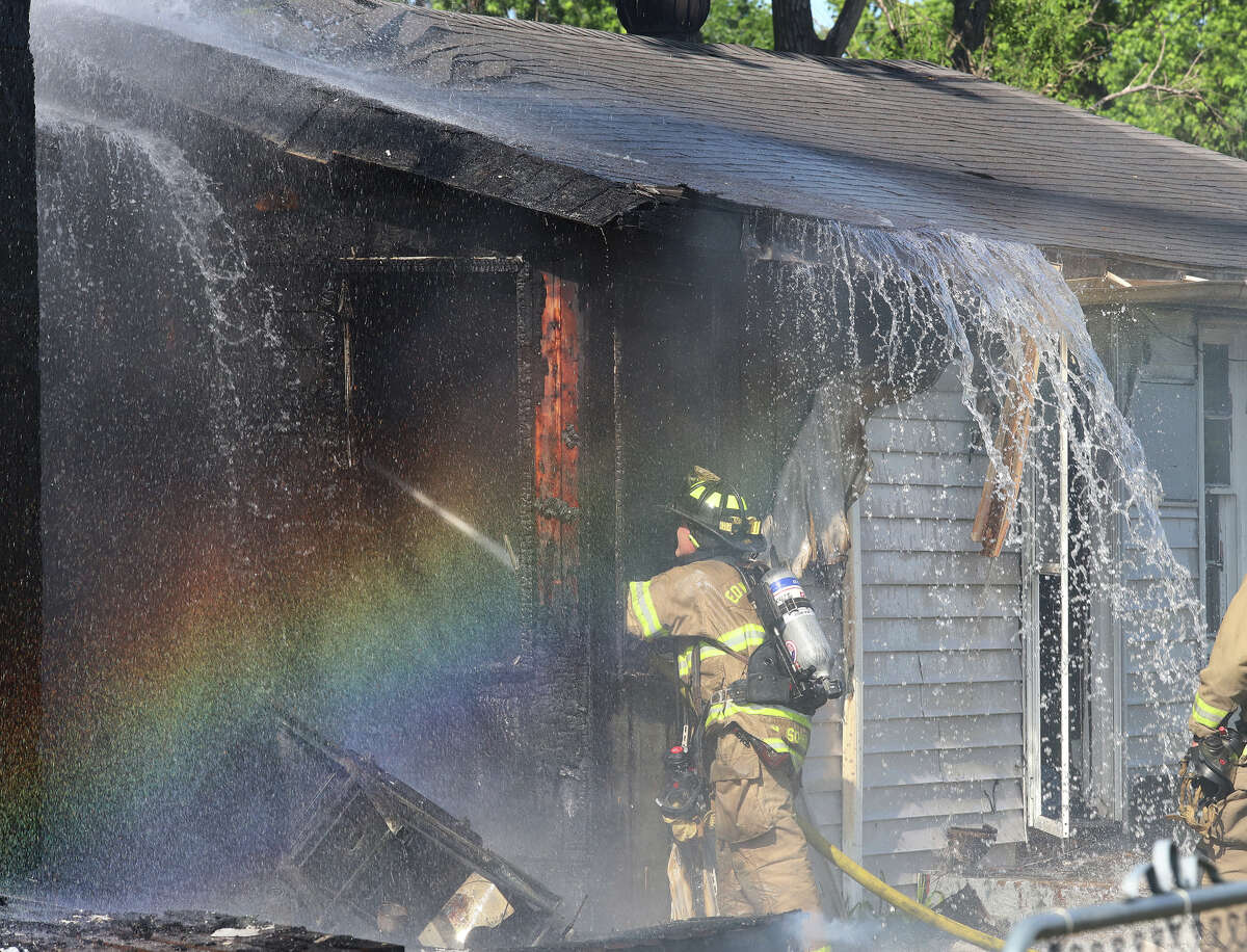 Fire destroys South Roxana home on Sunday