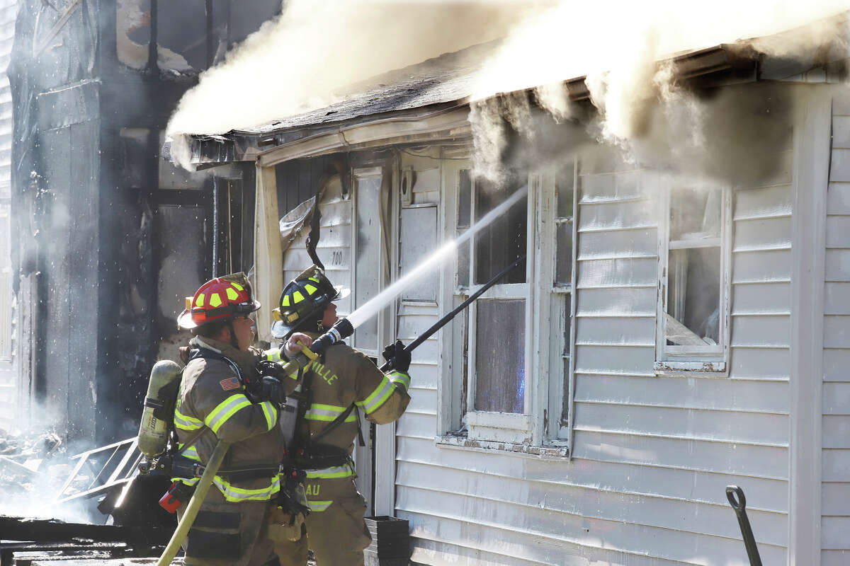 Fire destroys South Roxana home on Sunday
