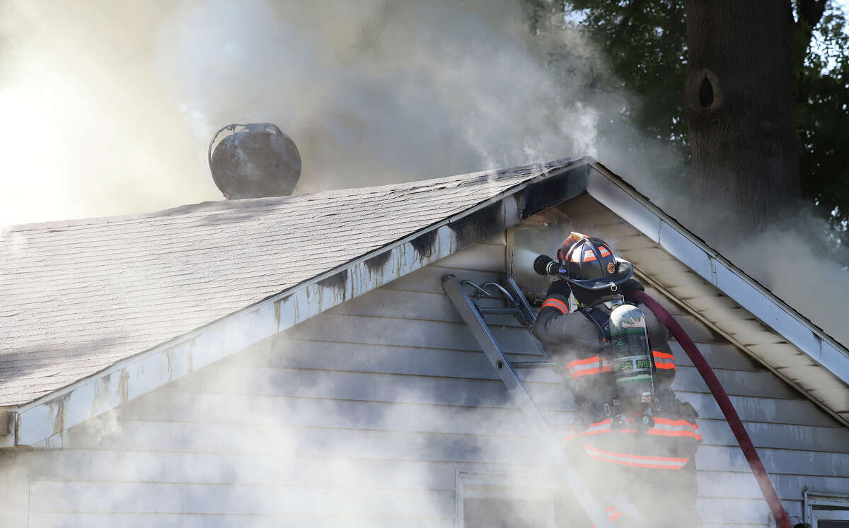 Fire destroys South Roxana home on Sunday