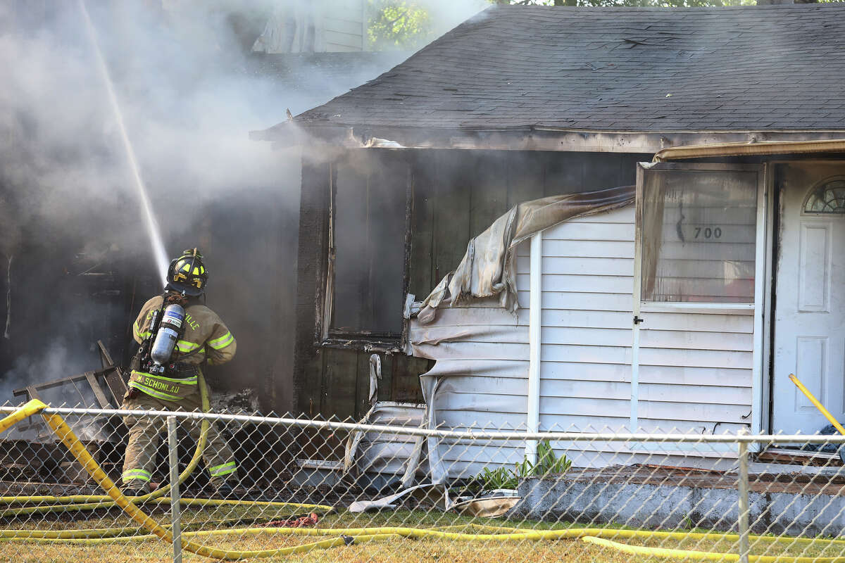 Fire destroys South Roxana home on Sunday