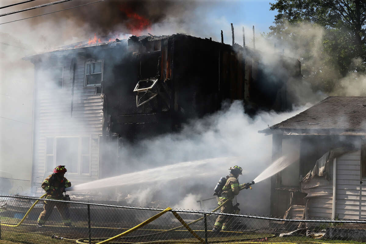 Fire destroys South Roxana home on Sunday