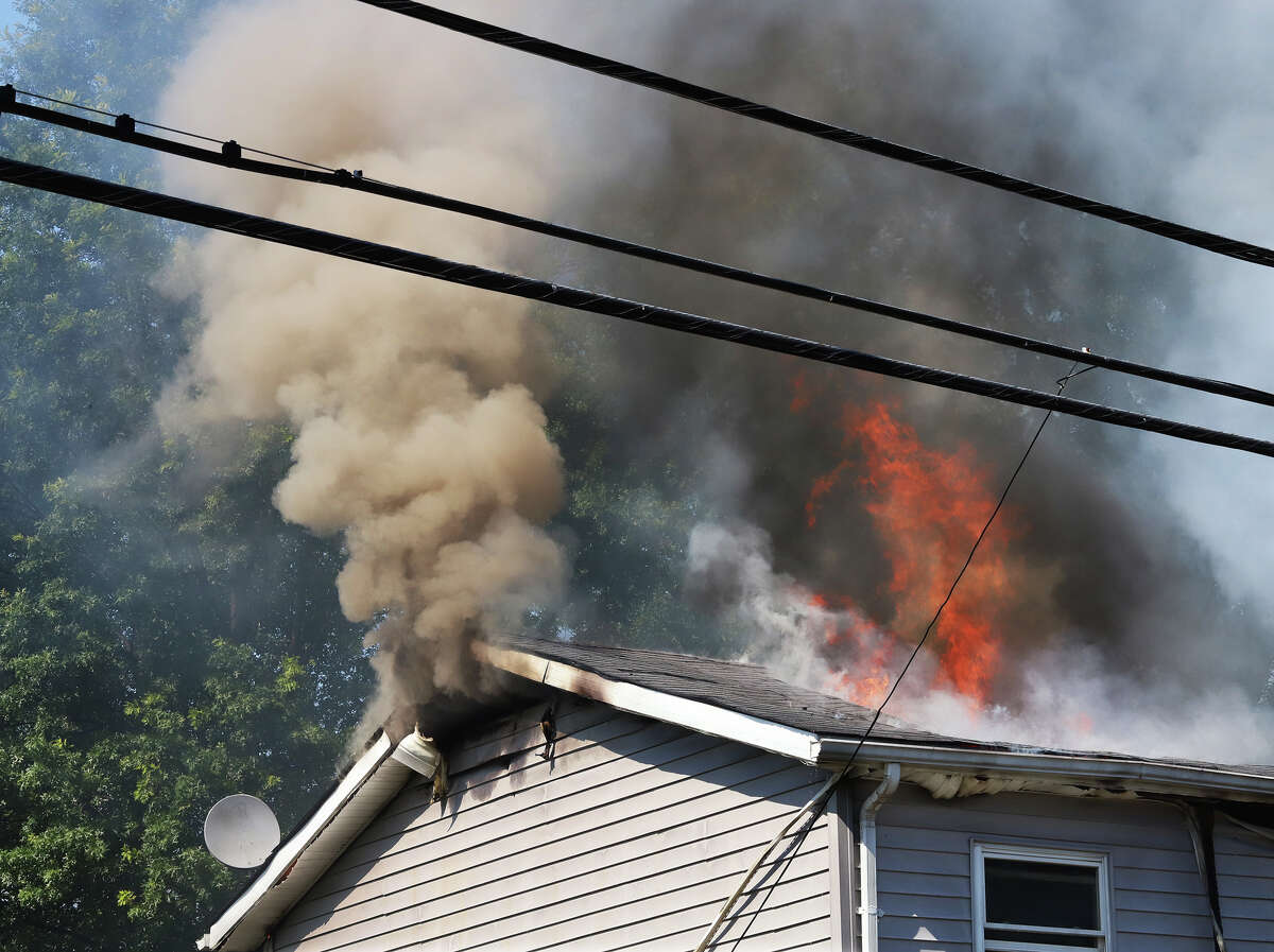 Fire destroys South Roxana home on Sunday
