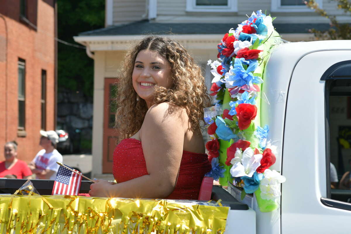 Winsted celebrates Memorial Day with pets, Laurel contestants