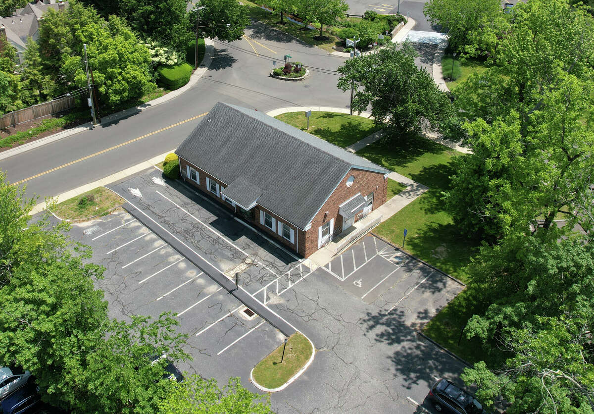 Darien officials criticize safety and look of 7 Sedgwick Ave