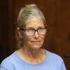 2019年6月3日，加利福尼亚州州长加文·纽森否决了假释委员会释放查尔斯·曼森信徒莱斯利·范·豪顿的决定，这是州长第三次阻止释放曼森杀人邪教最年轻的成员。纽森说，69岁的范·豪顿仍然是一个威胁，尽管她已经在监狱里度过了近半个世纪，并收到了表现良好的报告和关于她康复的证词。(Stan Lim/洛杉矶每日新闻通过美联社，Pool, File)