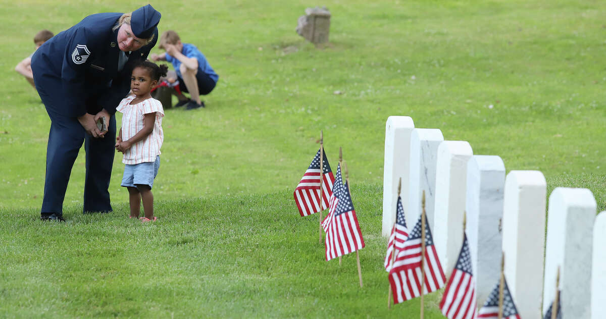 Solemn sunset ceremony closes Memorial Day in Alton