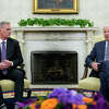 总统拜登会见众议院议长凯文·麦卡锡在白宫的椭圆形办公室讨论债务上限5月22日。