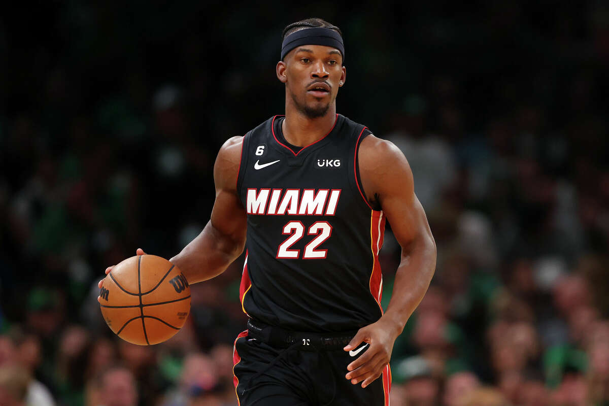 Jimmy Butler #22 dari Miami Heat menggiring bola selama kuarter ketiga melawan Boston Celtics di game ketujuh Final Wilayah Timur di TD Garden pada 29 Mei 2023 di Boston, Massachusetts.