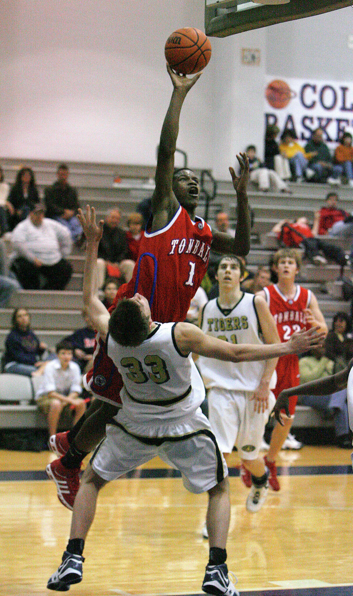 1/23/07--Tomball #1, Jimmy Butler menembak Derek Craig dari Klein Collins (33).