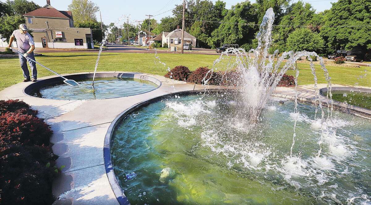 Bubbling crew works on Alton fountains