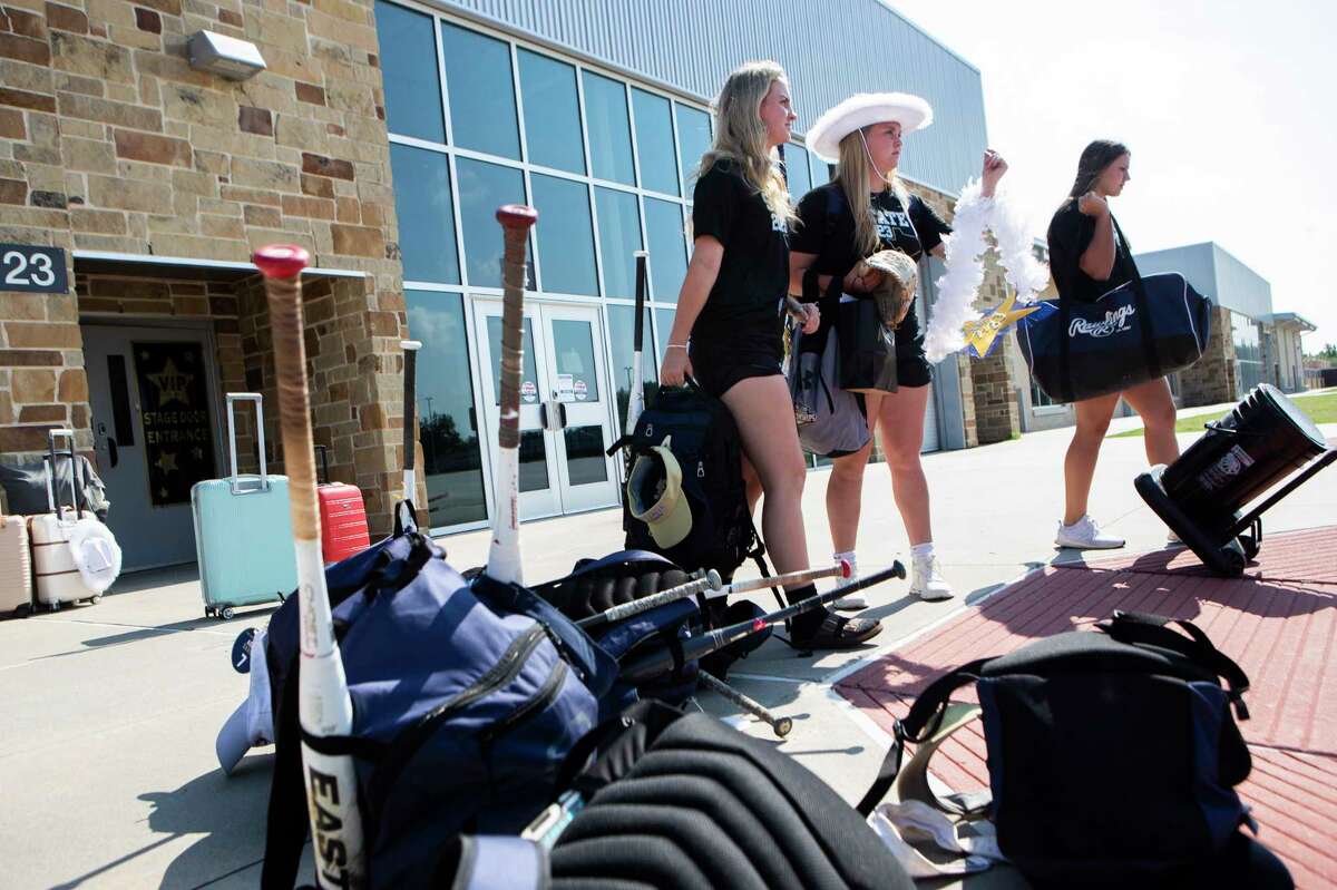 Roaring sendoff to state softball playoffs for Lake Creek Lions