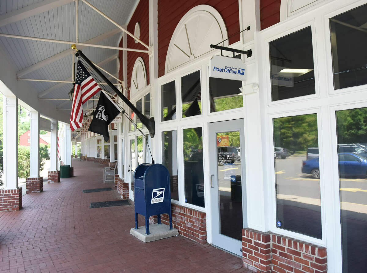 New Darien post office opens in Goodwives Shopping Center