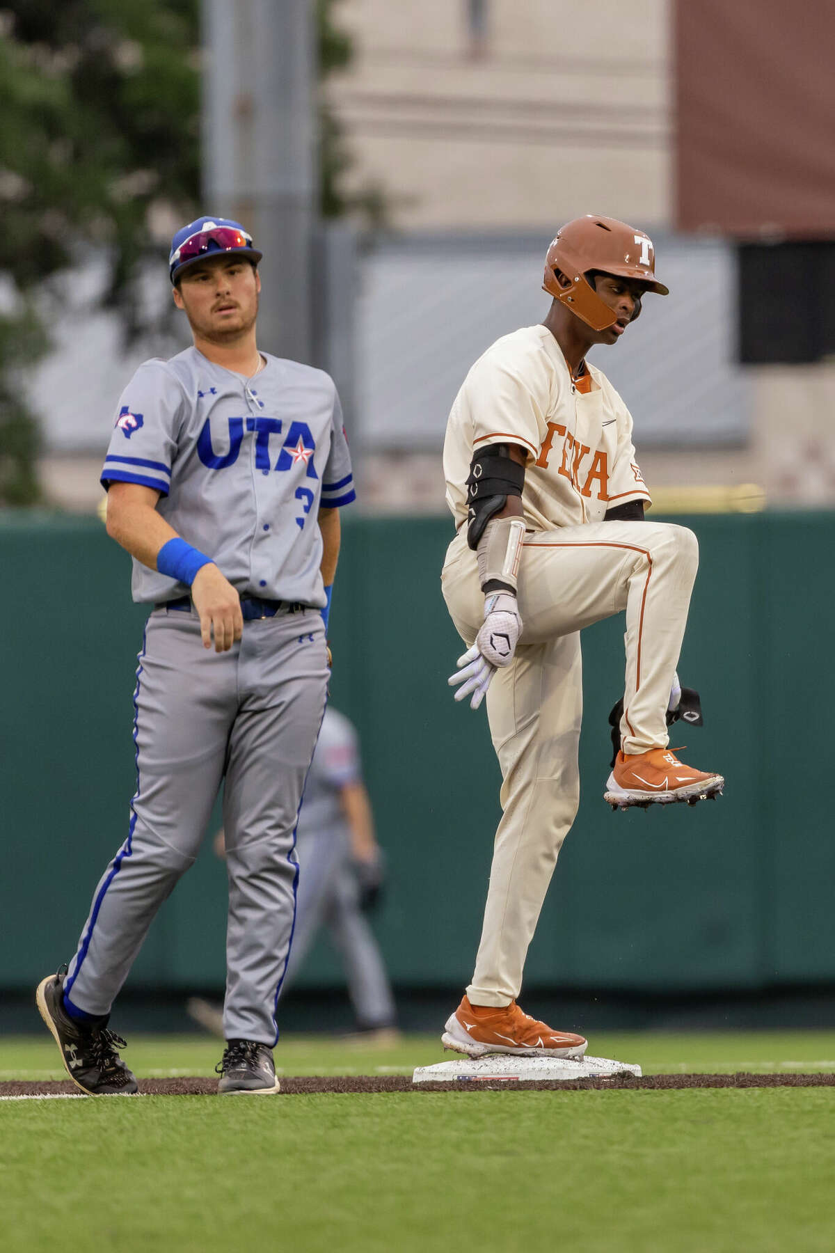Longhorn baseball fails to sweep Sooners, fall 3-2 in series finale – The  Daily Texan