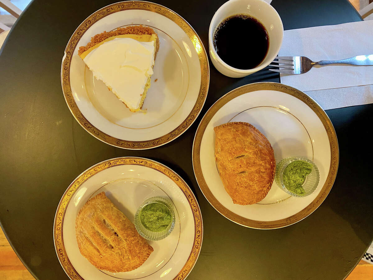 Una rebanada de pastel helado de limón y frutas, así como el pastel de dátiles de cordero y el pastel de coliflor hecho a mano en Edith's Pie en Oakland.