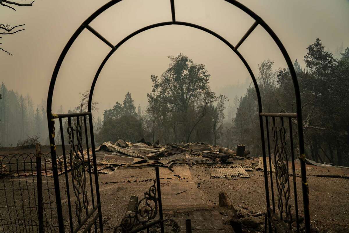 房屋在蚊子体内火焚烧9月在普莱瑟县。火灾风险,原因之一是好事达和国营农场停止编写新的家在加州的保险政策。