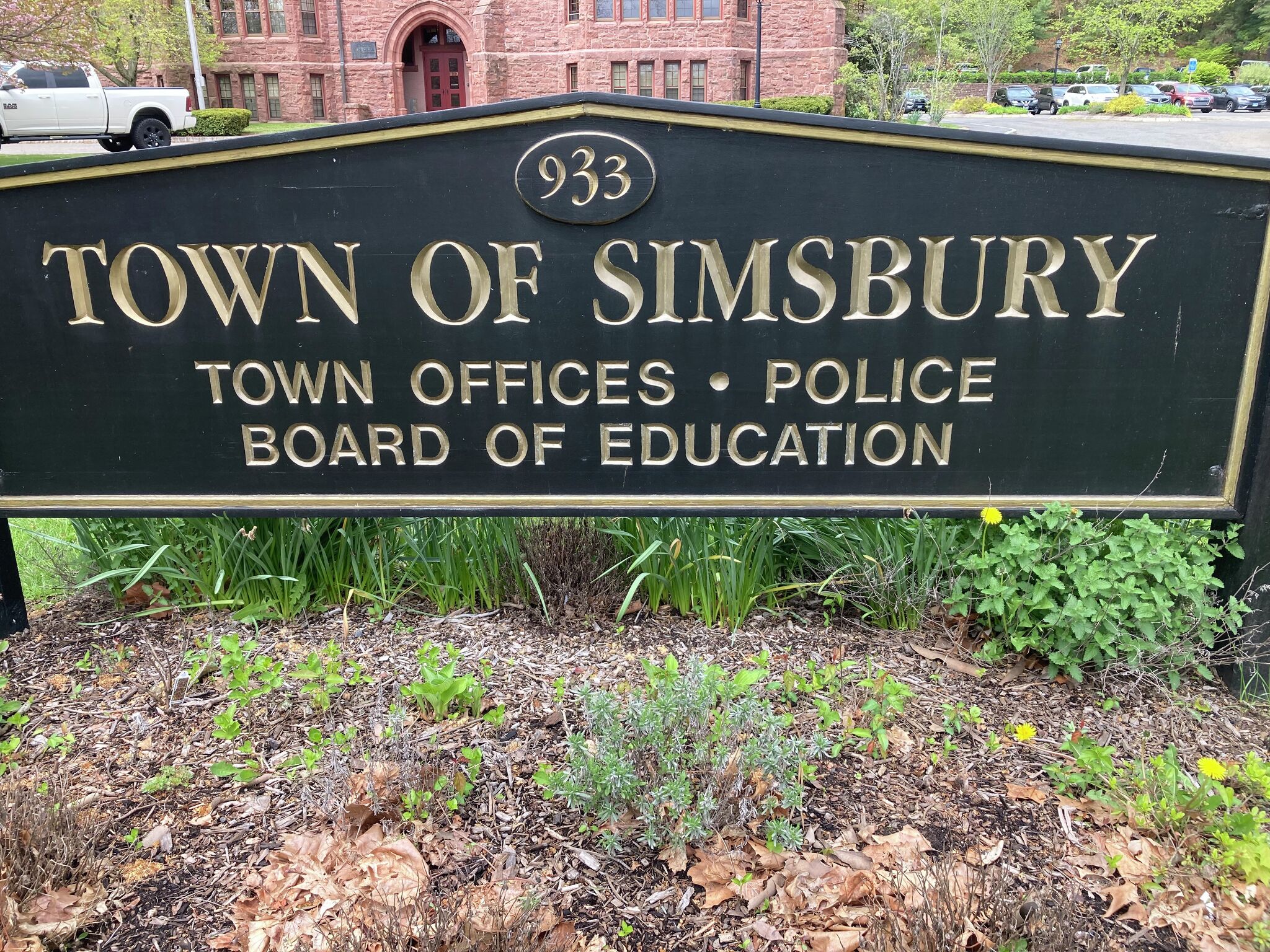 Simsbury interim town manager brings 50 years of experience to the job - Vimarsana News