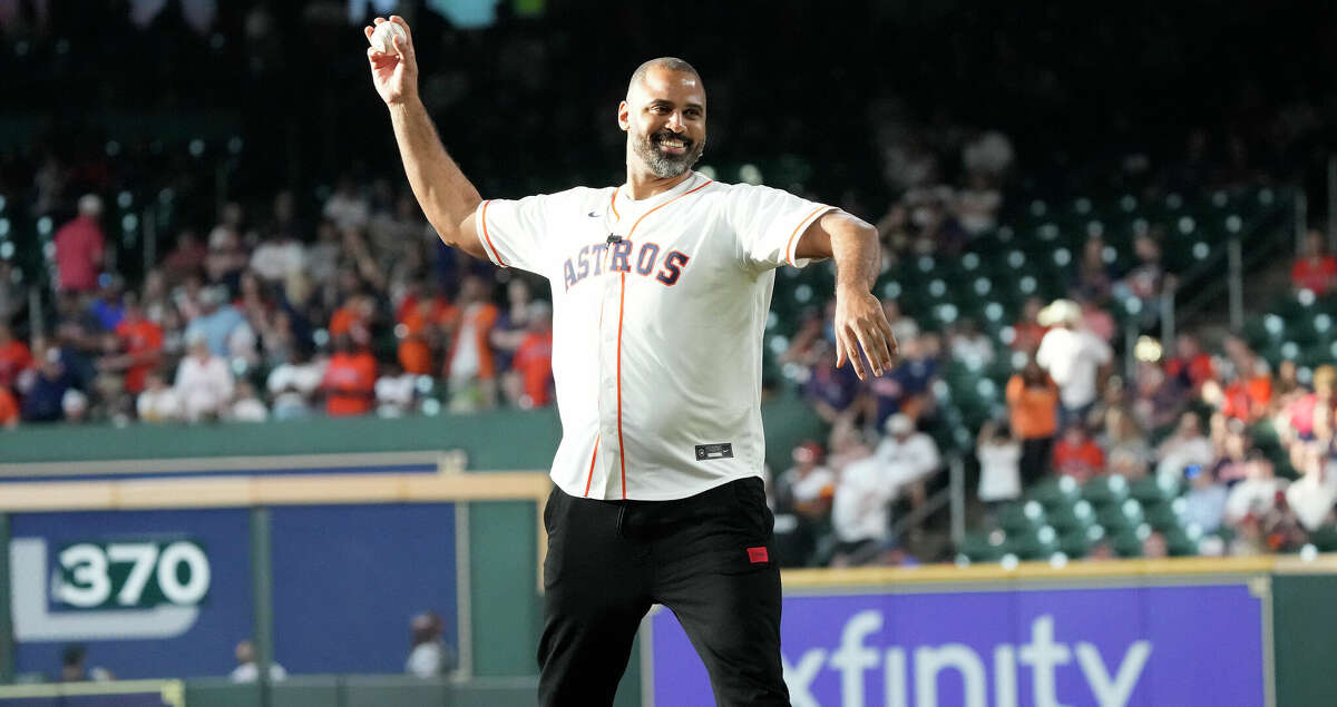 Astros moms throw out first pitch to their sons before Mother's