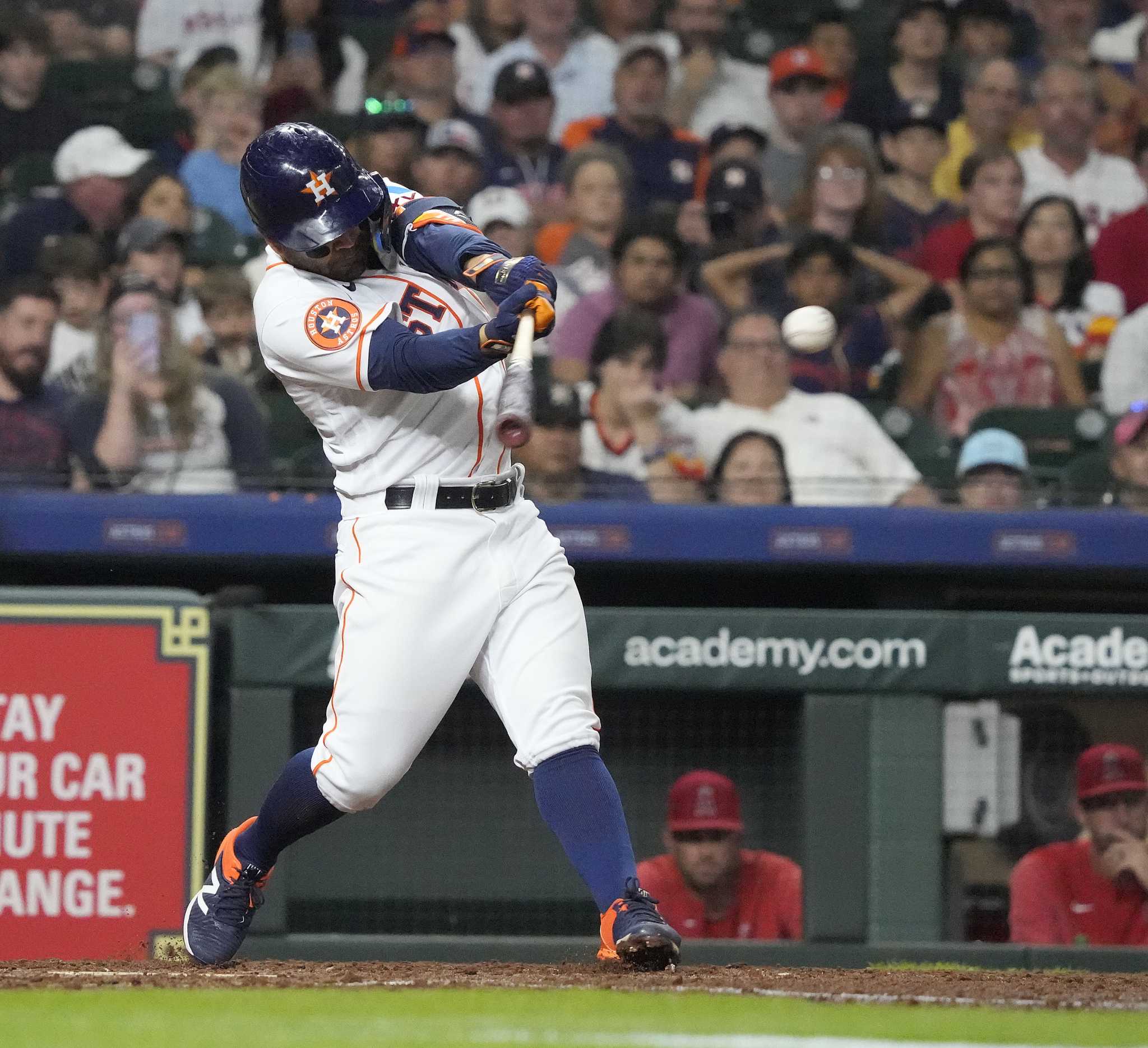 Astros' Jose Altuve plays soccer in offseason