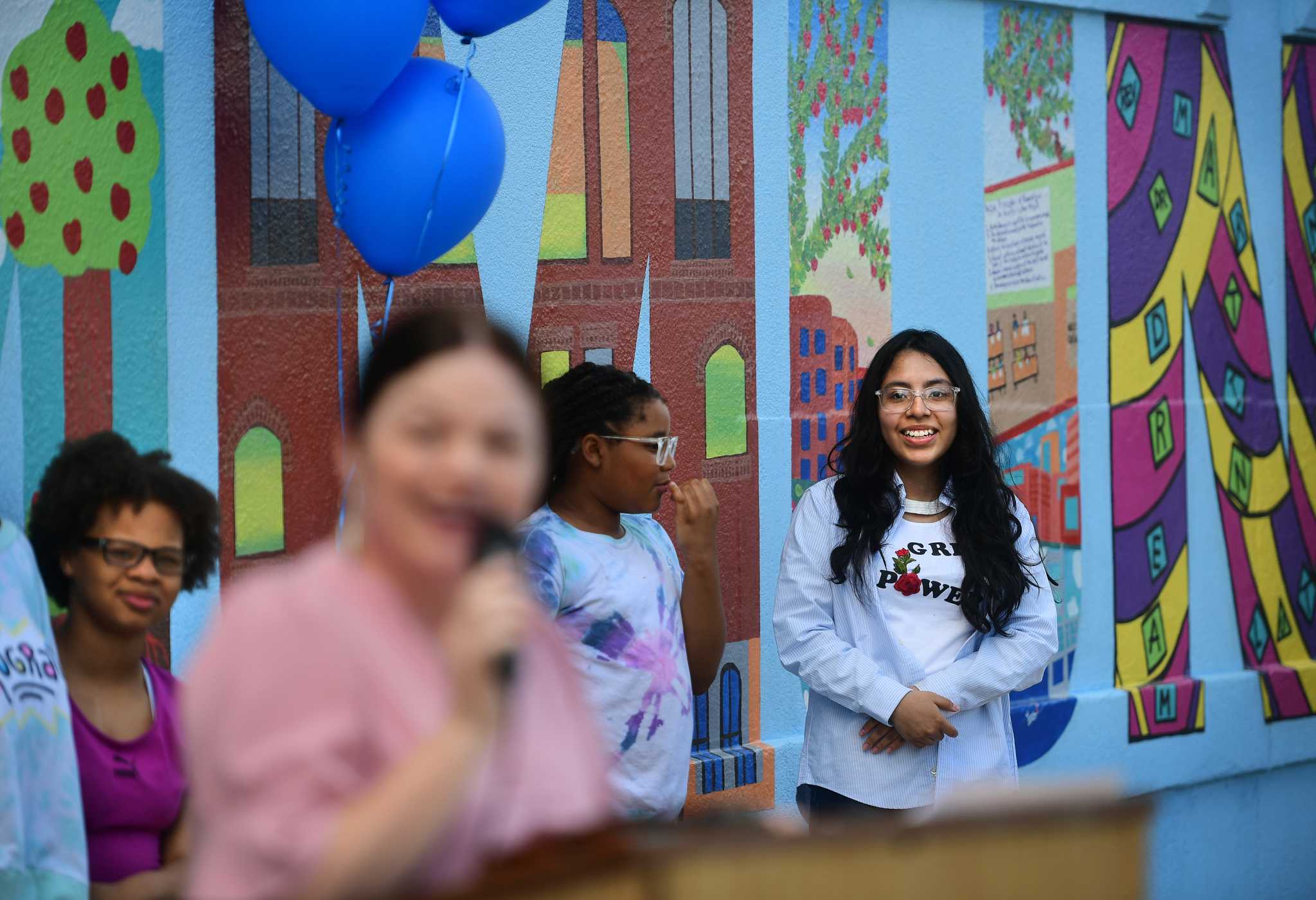 Bridgeport middle schoolers turn MLK teaching into mural - Vimarsana News