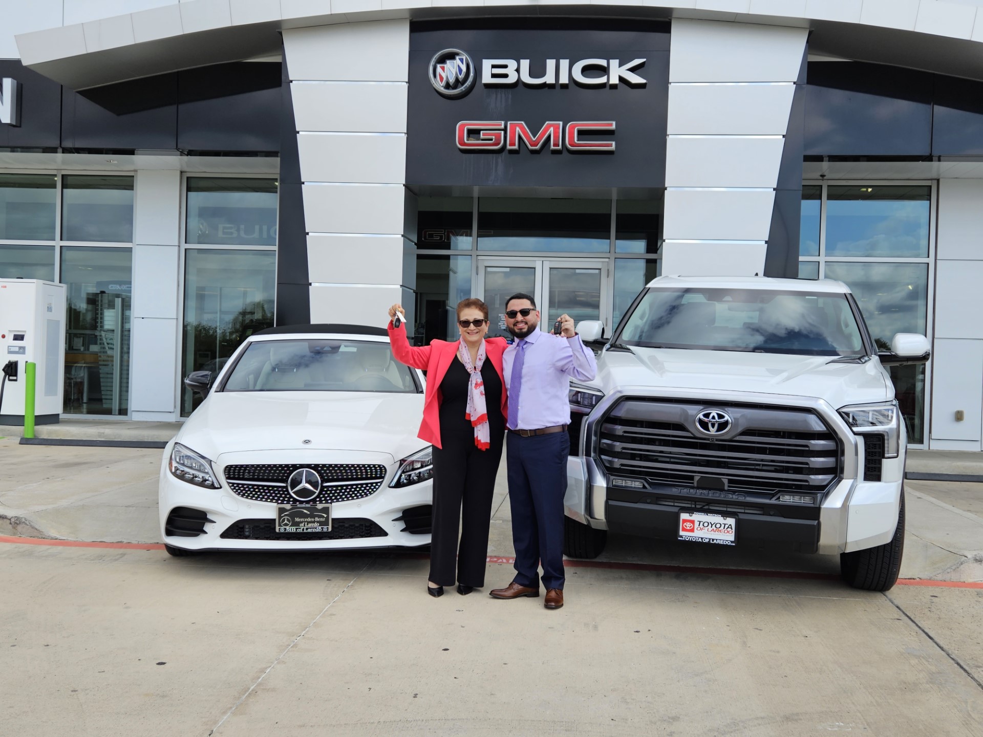Laredo UISD teachers given vehicles by Powell Watson - Vimarsana News