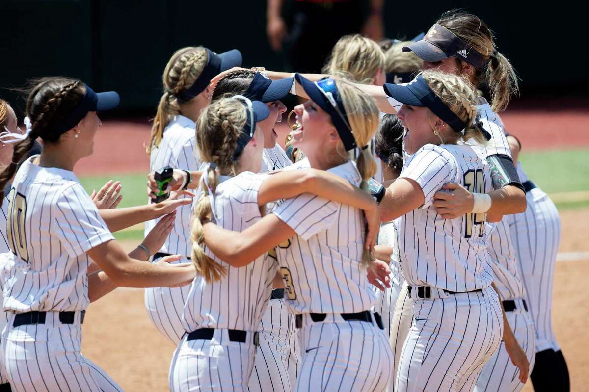 Roaring sendoff to state softball playoffs for Lake Creek Lions