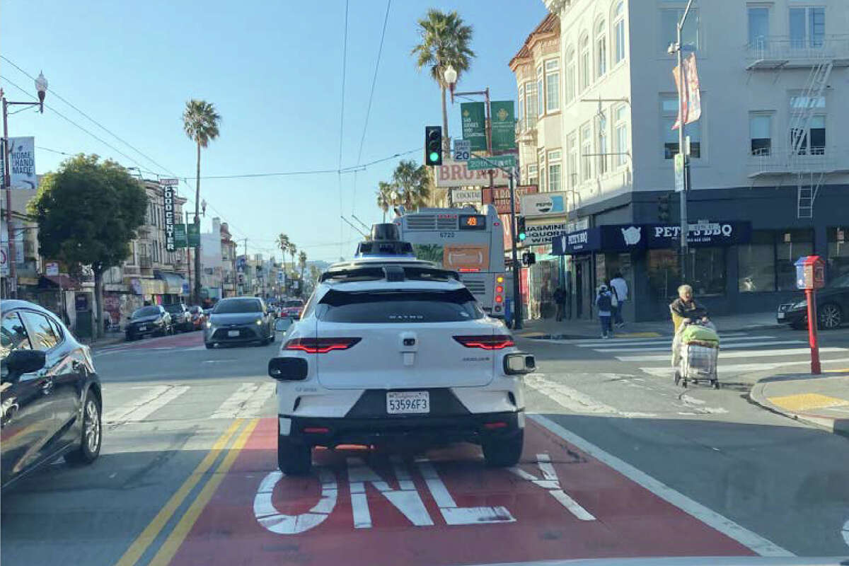 Waymo Taxi drives in 