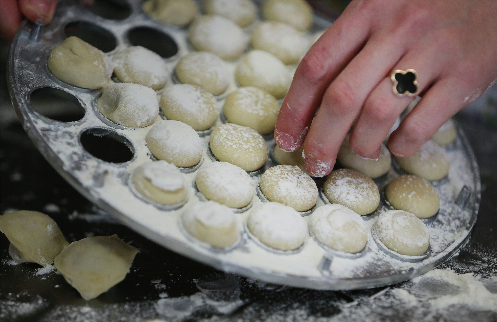 Ukrainian woman flees homeland with her children, opens bakery in San - Vimarsana News