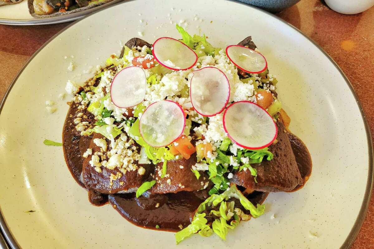 Enchiladas de mole de Quiote en Petaluma.