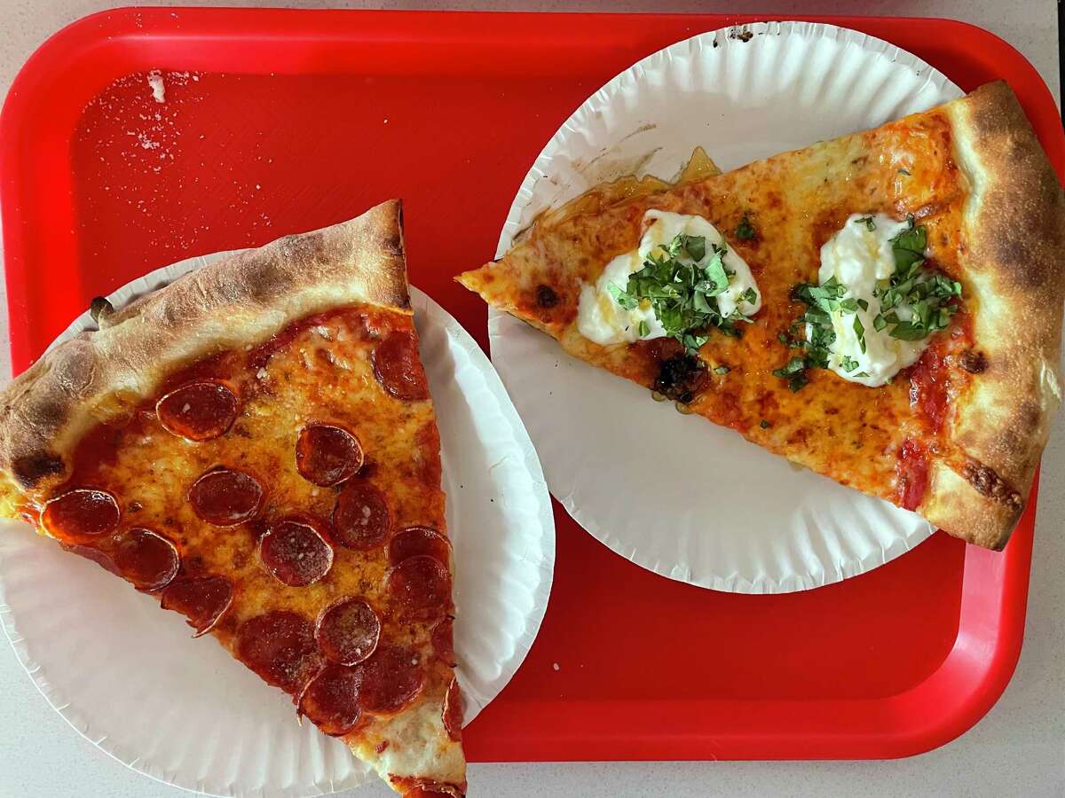 Rebanadas de pepperoni y burrata de Mama's Boy, una pizzería al estilo de Nueva York en Oakland.