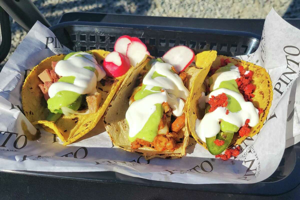 Tacos de jalapeños rellenos en Pinto Cocina Mexicana, un camión nuevo en San José.