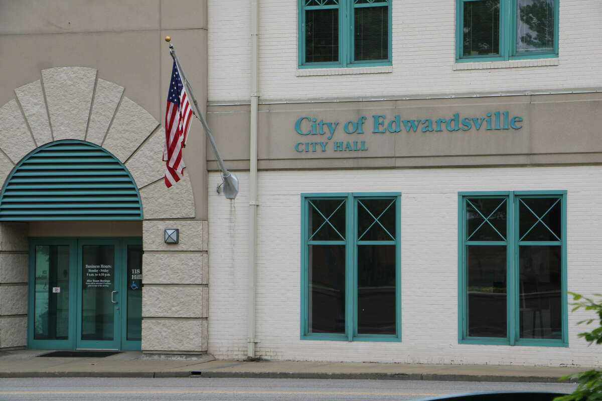 Edwardsville City Hall is located at 118 Hillsboro Ave.