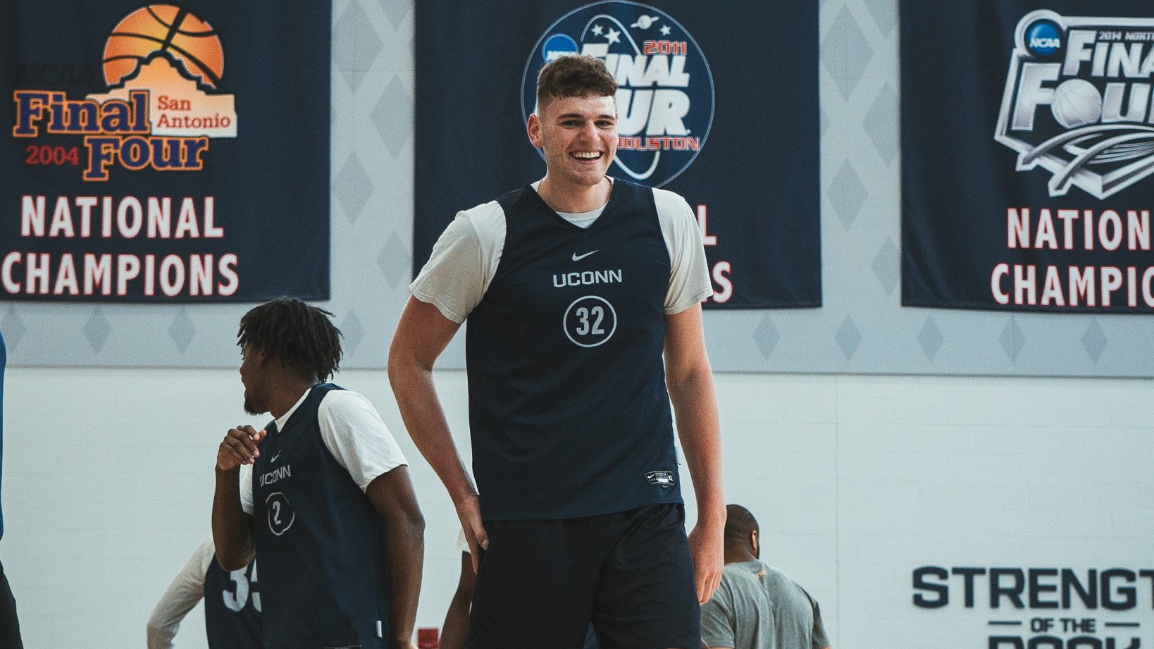 Despite 21 points from UConn recruit Donovan Clingan, Connecticut