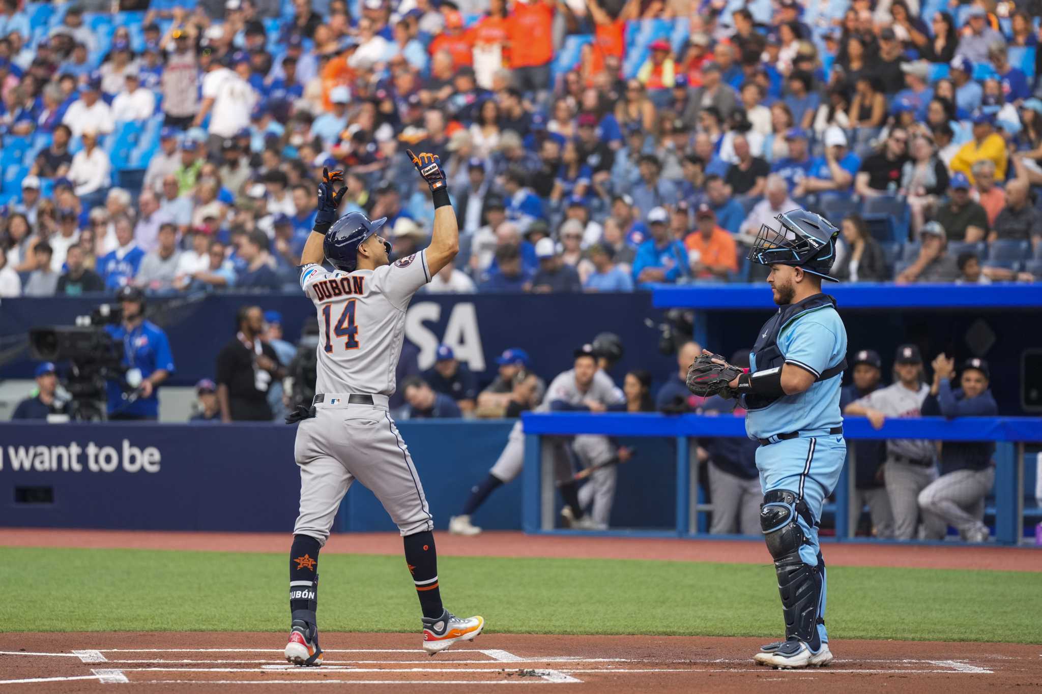 Astros: Mauricio Dubón's play, attitude makes fans out of teammates