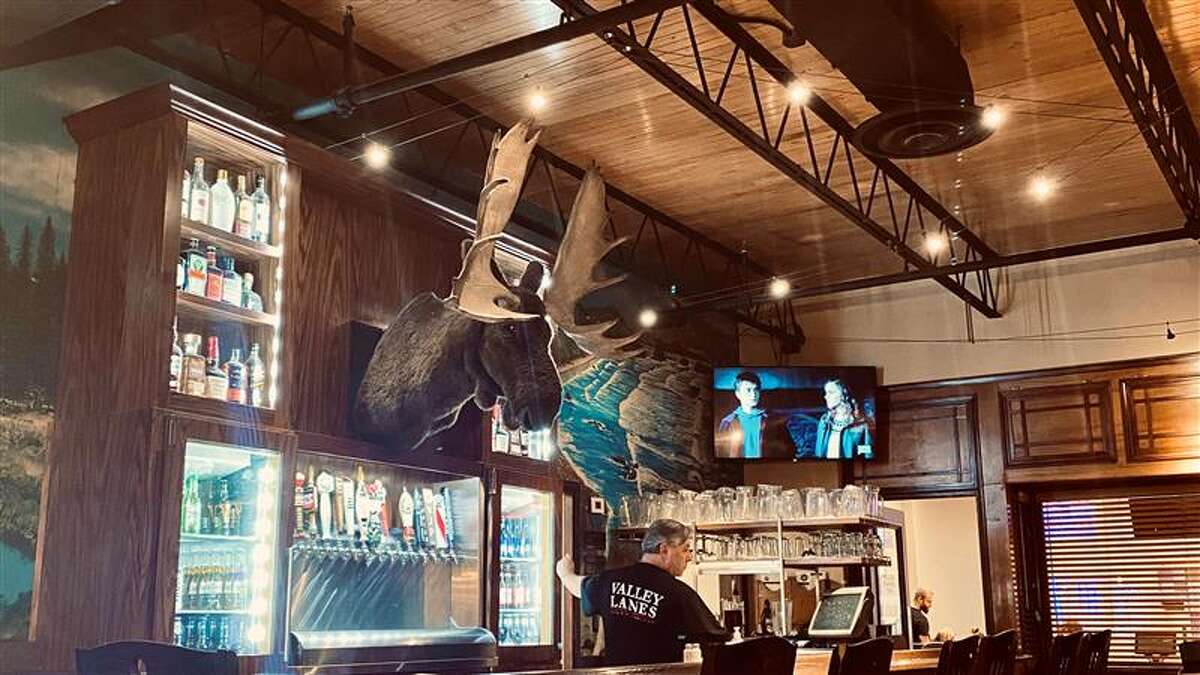 Gimmicks provides flavorful food, unique activities for date night