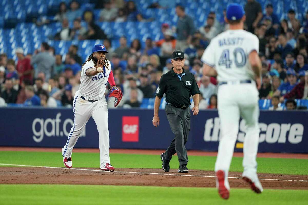 MLB: Blue Jays beat Astros 3-2