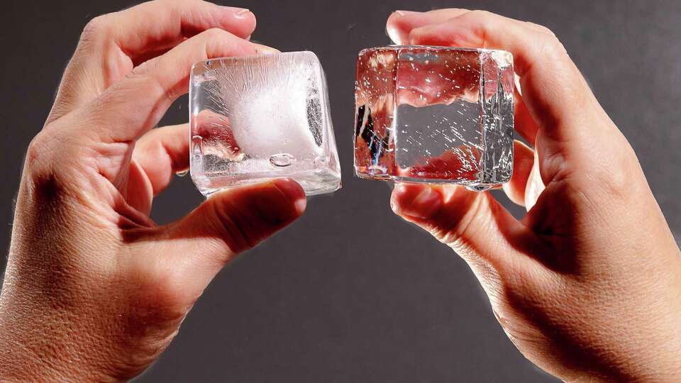 HOW TO MAKE CRYSTAL CLEAR ICE CUBES! 