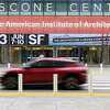 汽车驱动霍华德街外的美国建筑师学会会议上架构在旧金山Moscone中心举行,星期六,2023年6月10日。Jacinda Ardern,新西兰的前总理,参加了一个主题演讲活动Moscone西方。
