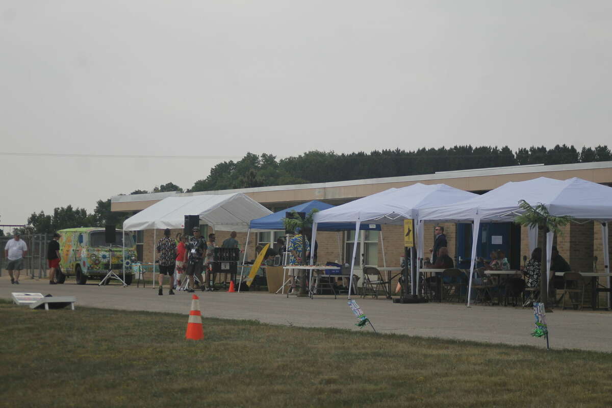 Manistee car show raises funds for school athletic department