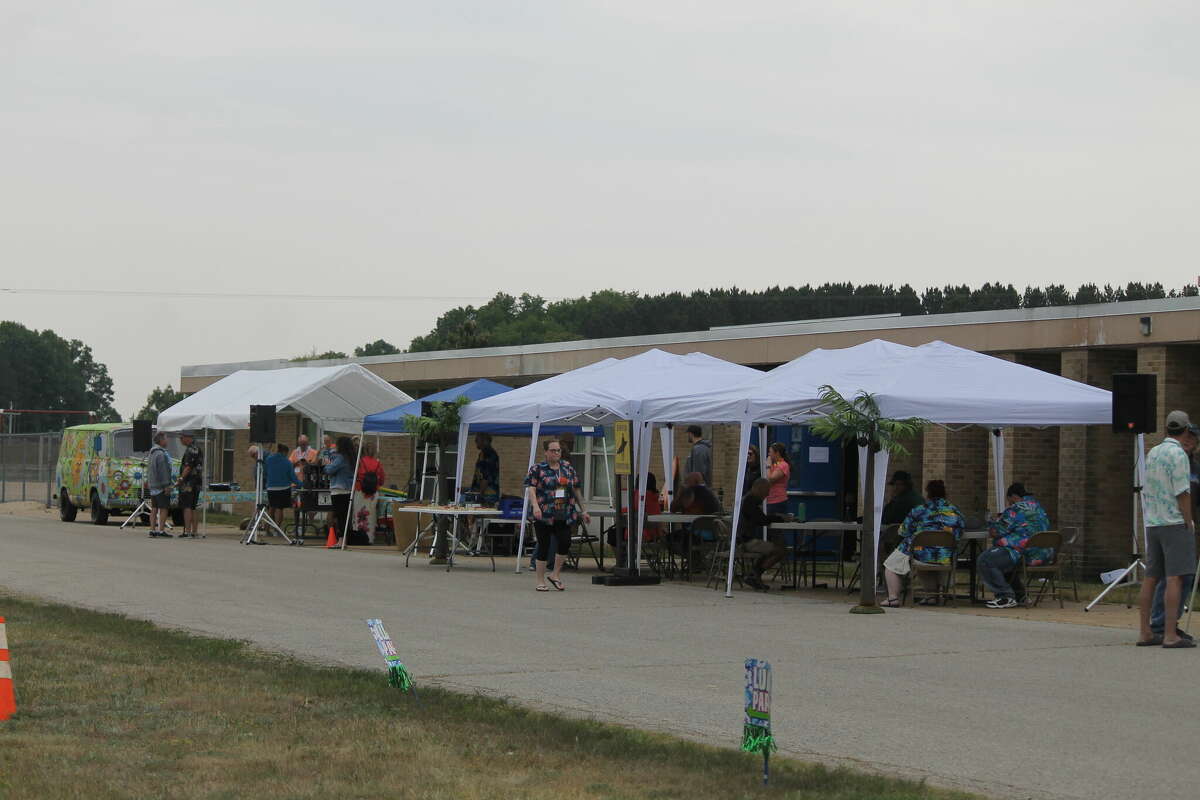 Manistee car show raises funds for school athletic department